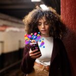 A nova geração de influenciadores aposta no conteúdo real e espontâneo como forma de reconquistar a confiança e o engajamento do público.